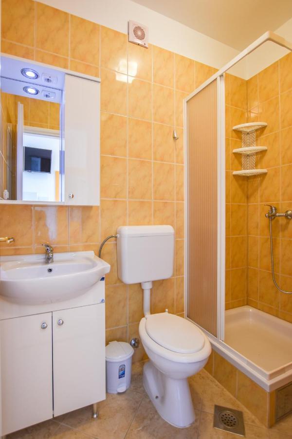 Apartmani Marija Ljubica Pag Town Eksteriør bilde