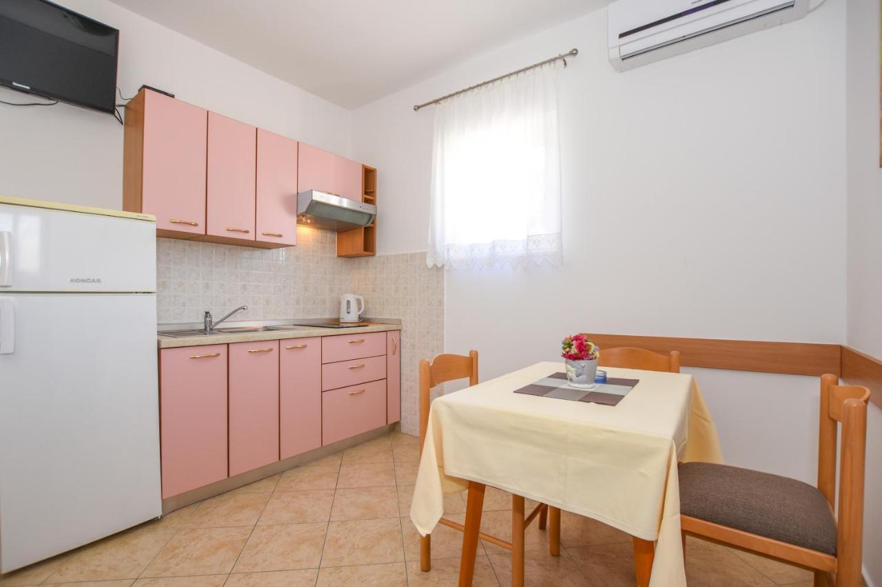 Apartmani Marija Ljubica Pag Town Eksteriør bilde